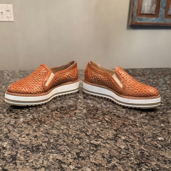 Summit by White mountain Perforated Leather Platform Loafers EUC 8.5 - Picture 4 of 14